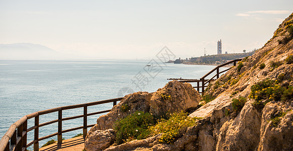 沿着海岸的木制长廊位于 Andalucja 的悬崖岩石上栏杆远足场景木头天空旅行人行道海洋石头假期图片