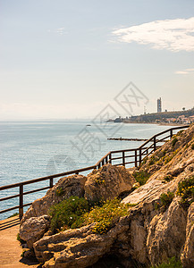 沿着海岸的木制长廊位于 Andalucja 的悬崖岩石上天空人行道假期灌木丛途径木头远足旅行栏杆海洋图片