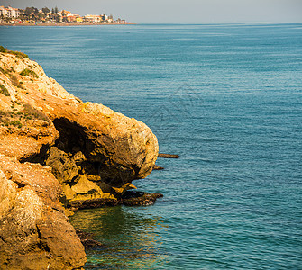 海上高悬崖顶 夏季海底背景 许多喷涌的波浪和石头海洋蓝色边缘假期娱乐热带海景海岸旅行岩石图片
