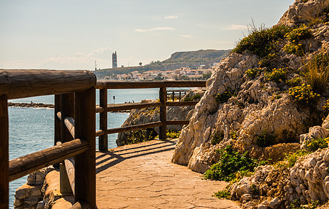 沿着海岸的木制长廊位于 Andalucja 的悬崖岩石上假期场景海滩溶胶途径远足天空小路海洋木头图片