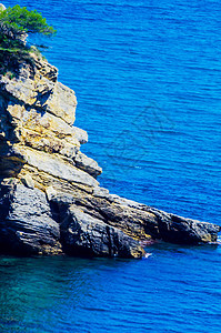 海上高悬崖顶 夏季海底背景 许多喷涌的波浪和石头太阳娱乐海洋冲浪海景悬崖边缘海岸旅行热带图片