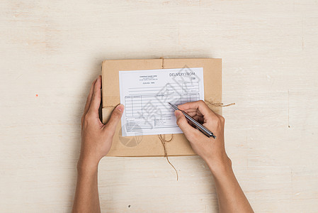 送货员在表单收发货时做笔记的最顶级投递员运输纸板货运港口送货服务空气世界纸盒船运图片