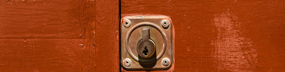 特写旧锁 门锁上有有趣的纹理圆柱安全钥匙金属房子古董腐蚀出口入口警卫图片