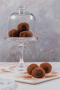 玻璃柜中巧克力蛋饼甜点巧克力粉末可可糖果展示奶油糕点香草蛋糕图片