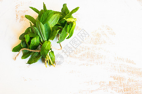 生锈背景的新鲜薄荷胡椒绳索砂浆药品破碎机植物木头乡村美食香味图片