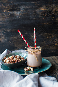 生锈桌上的健康食品稻草食物生物巧克力玻璃盘子香草牛奶早餐玉米图片