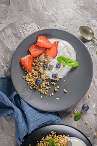 配有酸奶和颗粒的提取蓝莓和草莓浆果排毒谷物生物牛奶木头奶油奶制品营养甜点图片