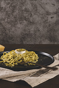 新鲜的意大利面 配有巴西罗和奶酪盘子香蒜乡村草本植物面条美食营养午餐餐厅烹饪图片