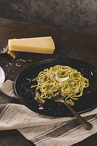 新鲜的意大利面 配有巴西罗和奶酪营养午餐菠菜烹饪盘子美味面条乡村餐厅草本植物图片