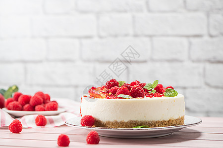 芝士蛋糕加新鲜的草莓和梅子李子蛋糕水果覆盆子甜点馅饼奶油午餐美食面包图片