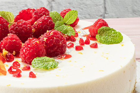 芝士蛋糕加新鲜的草莓和梅子覆盆子美食甜点小屋美味水果馅饼蛋糕国家厨房图片