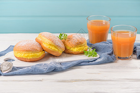 含糖的葡萄牙油炸面团蓝色陶瓷烘烤托盘糕点橙子甜甜圈面包食谱桌子图片