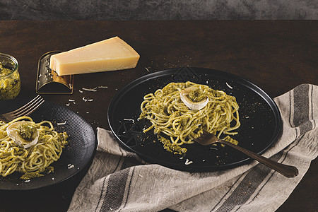 新鲜的意大利面 配有巴西罗和奶酪菠菜美食盘子美味面条餐厅乡村烹饪饮食营养图片