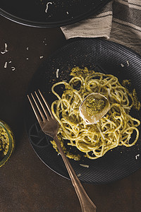 新鲜的意大利面 配有巴西罗和奶酪营养烹饪午餐草本植物香蒜乡村美味餐厅盘子面条图片