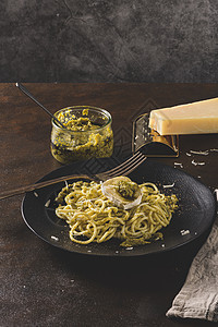 新鲜的意大利面 配有巴西罗和奶酪盘子饮食乡村美味餐厅菠菜美食午餐烹饪香蒜图片