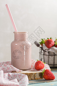 健康的草莓冰淇淋早餐酸奶牛奶薄荷浆果玻璃饮料饮食木头水果图片