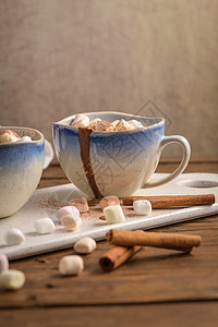 热巧克力饮料加棉花糖早餐甜点杯子奶油牛奶咖啡店桌子白色棕色乡村图片