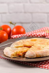 木制背景的比萨卡方块盘子奶制品菠菜面团烹饪美食草本植物猪肉香菜脆皮图片