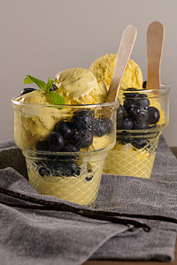香草冰淇淋奶油食物花瓶杯子浆果蓝色牛奶餐巾木板美食图片