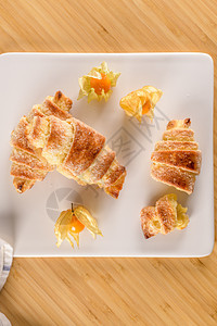 小型羊角面包 含果实厨房产品杂货酸浆店铺甜点早餐托盘糕点脆皮图片