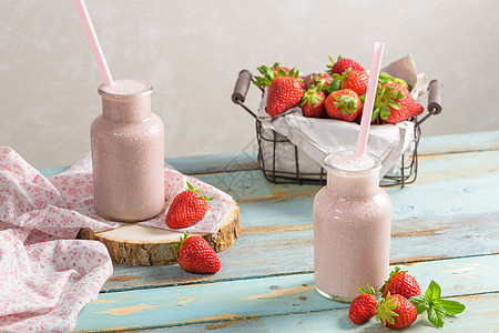 健康的草莓冰淇淋冰沙牛奶饮料水果果汁酸奶玻璃木头营养早餐图片