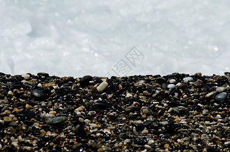 被海浪冲刷的卵石滩小而各种石头形成了海岸花园海洋地面蓝色鹅卵石岩石支撑小路材料砂砾图片