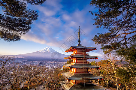 红塔和背景的藤藤山 日本藤田图片