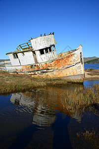 旧船难天空晴天池塘蓝色废墟沉船反射历史性背景图片
