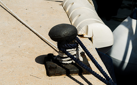 小码头海滨的系泊柱 港口系泊船的元件缆绳航行护柱海港金属血管运输货物游艇船运图片