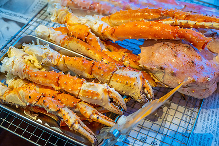 北海道函馆海鲜市场的红帝王蟹 Taraba 蟹 或阿拉斯加帝王蟹海洋生物食物美食商业餐厅居住销售贸易旅行图片