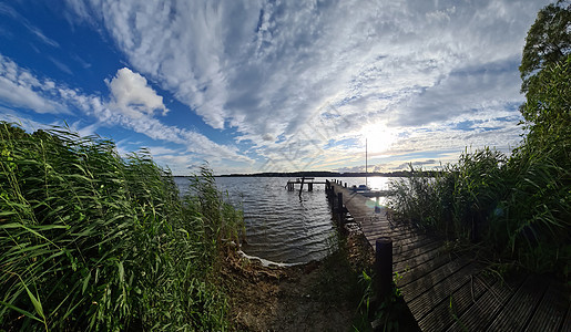 北欧一个小湖的美丽的日落风景 有个码头的小湖湖景木头蓝色天空假期小路池塘森林反射全景图片