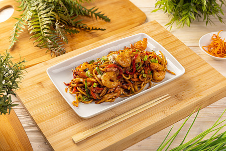 新鲜虾鱼炒面条食物美味午餐营养菜单筷子蔬菜盘子香料美食图片