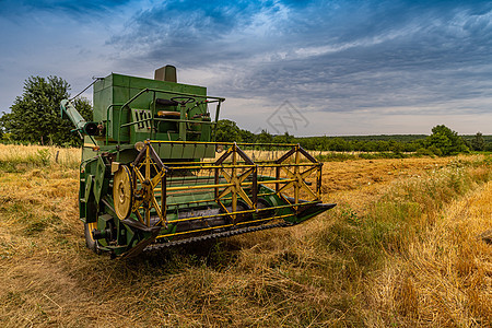 旧合并收割器农场农业机械农业小麦粮食农机机器栽培农村草地图片