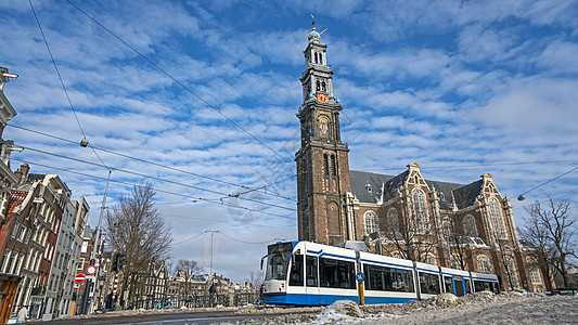 荷兰Westerkerk附近冬季下雪的阿姆斯特丹市风景图片