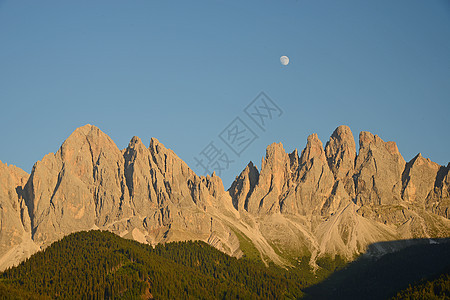意大利多洛米山旅游山峰风景教会高山村庄地标图片