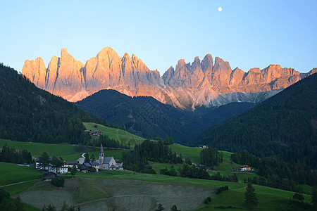 意大利多洛米山村庄教会旅游高山地标山峰风景背景图片