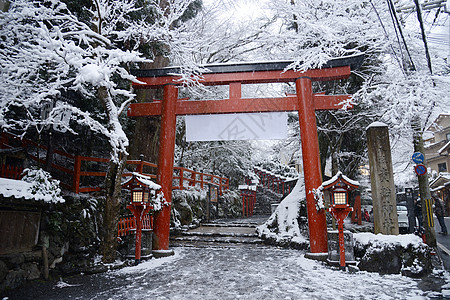 Kifune神庙冬季神社游客地标红色旅游木头宗教旅行建筑学森林图片