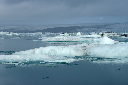 冰山在湖中漂浮全球白色冰川气候冻结蓝色图片