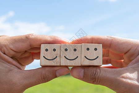 木立方体上的笑脸和购物车图标 购物满意度概念时乐观的人或人的内心感受和服务评级玩具评分立方体喜悦童年战略商业用户营销质量图片