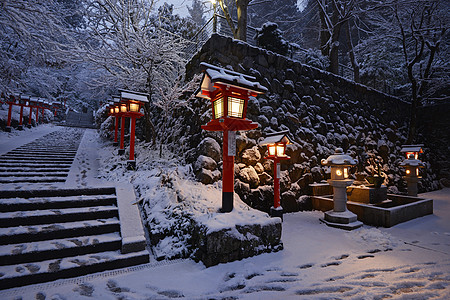 灯笼放在楼梯上Kurama 冬季寺庙藏马宗教脚步灯笼花园佛教徒文化旅游公园背景