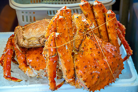 北海道函馆海鲜市场的红帝王蟹 Taraba 蟹 或阿拉斯加帝王蟹食物旅行美食贸易销售居住餐厅海洋生物商业图片