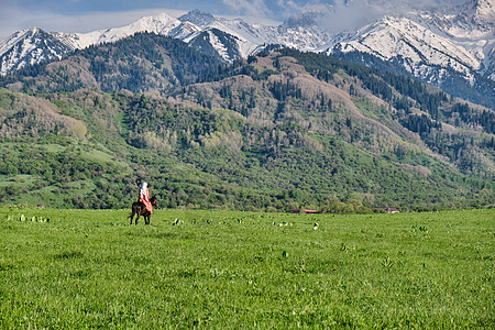 骑马穿传统服装的哈萨克女孩自然保护区摄影主题女士绿色文化天空草原游牧民族家畜图片