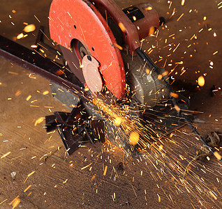 工人切割金属和火花工程磨床力量制造业安全机器焊接机械激光磨料图片