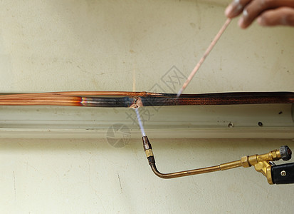 焊接铜管的空调修理工气体工具冶金金工护发素火花火焰维修男人金属图片