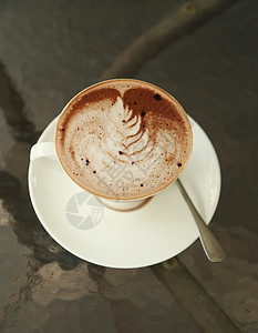 热巧克力杯桌子奶油美食艺术巧克力拿铁早餐可可牛奶勺子图片