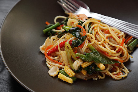 意大利面食  盘子里的意大利面汤面条美食草本植物牛肉桌子餐厅食物叶子午餐蔬菜图片
