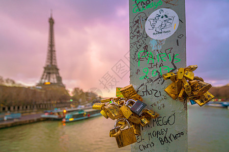 巴黎桥和Eiffel铁塔的爱情锁图片