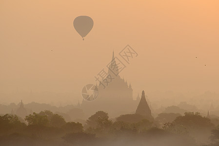 气球以 bagan 装在气球中遗产宗教建筑学宝塔空气佛塔旅行旅游地标文化图片