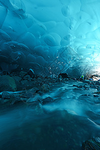 阿拉斯加的冰洞旅行荒野冰川勘探蓝色图片