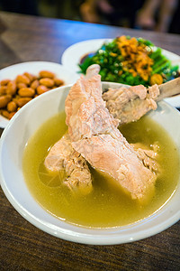 新加坡bak kut teh蔬菜猪肉盘子桌子服务食物美食烹饪草本植物胡椒图片